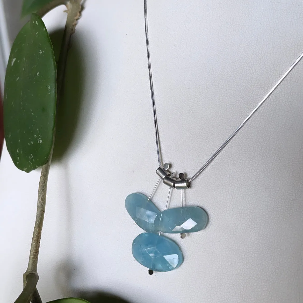 3 petal pivot aquamarines necklace