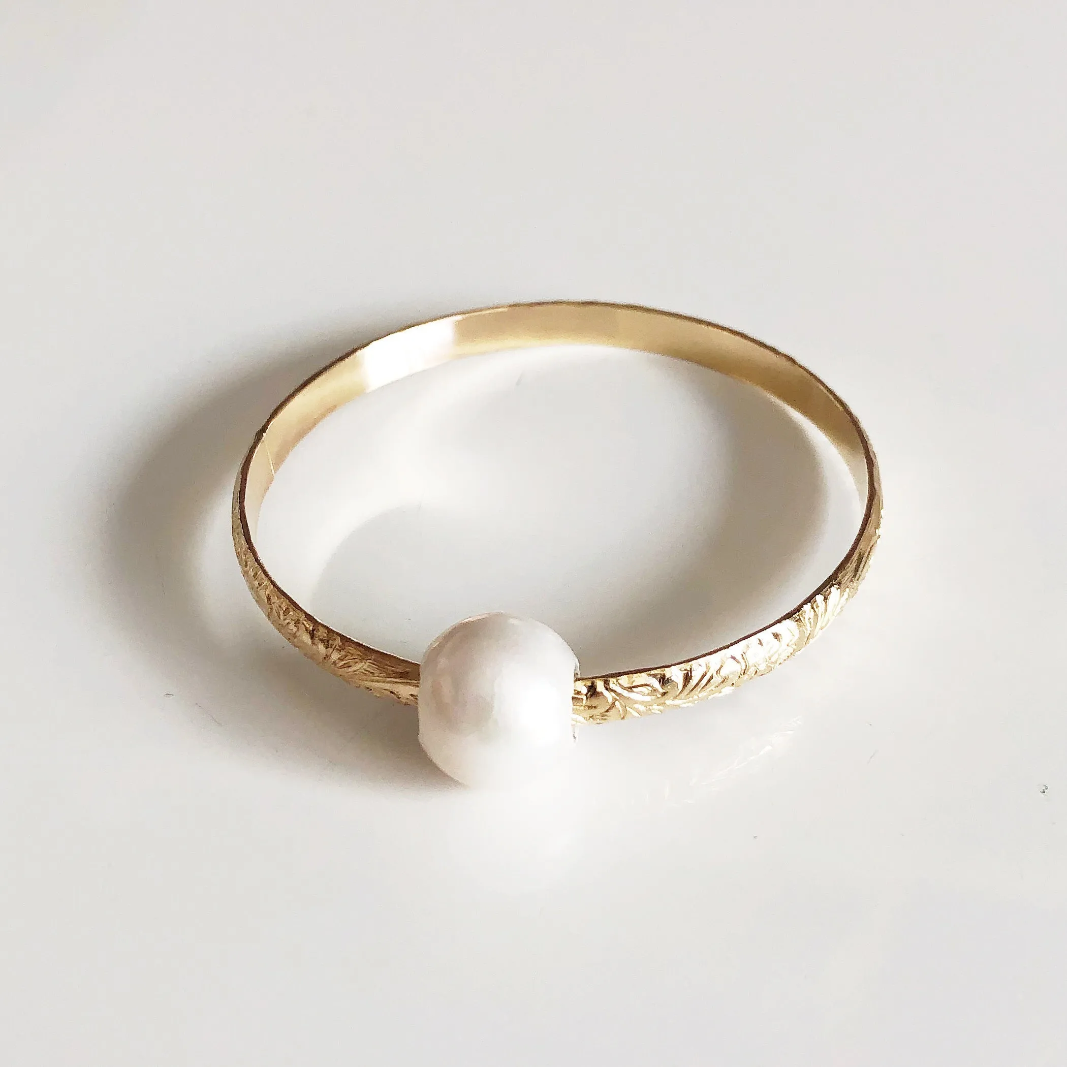 Bangle GIGI- white fresh water pearl (B409)