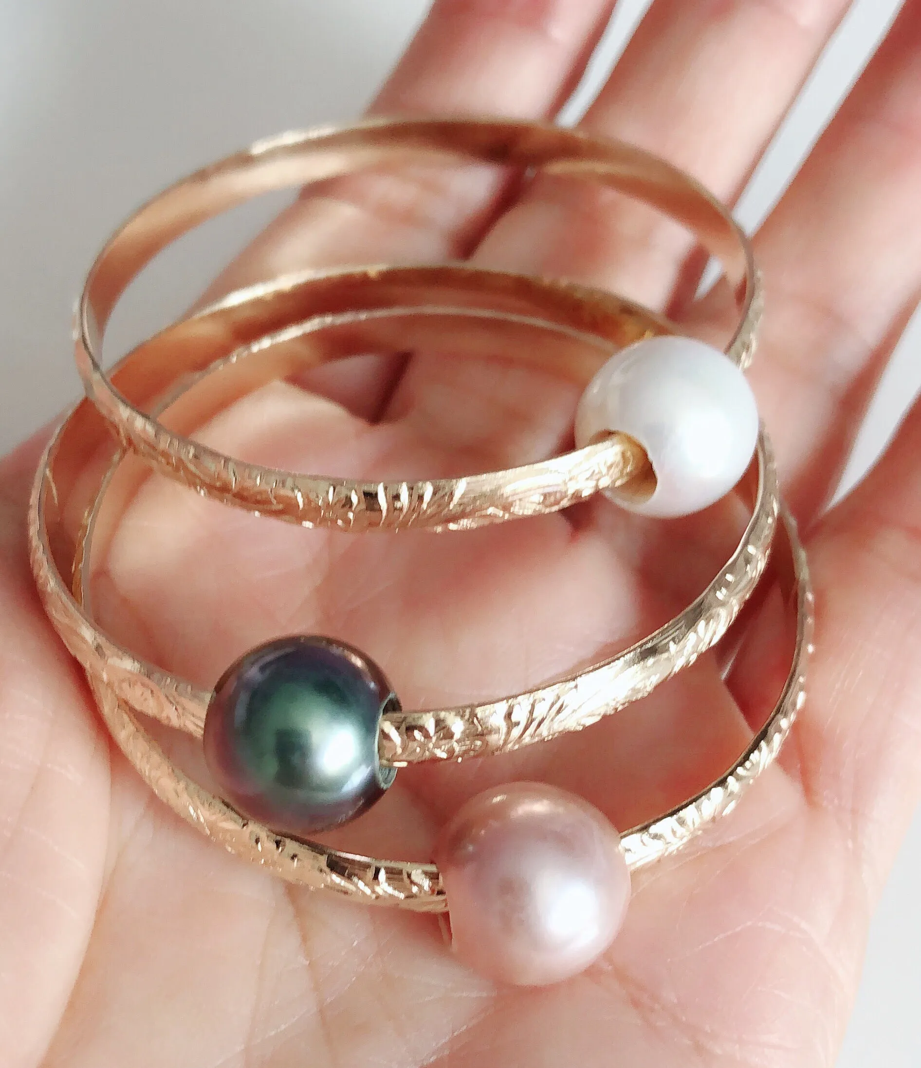 Bangle GIGI- white fresh water pearl (B409)