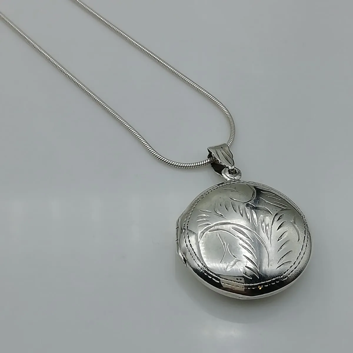 Engraved silver locket pendant -  Sterling silver pendant - Memorabilia and photo silver locket - Silver charm necklace - PD41