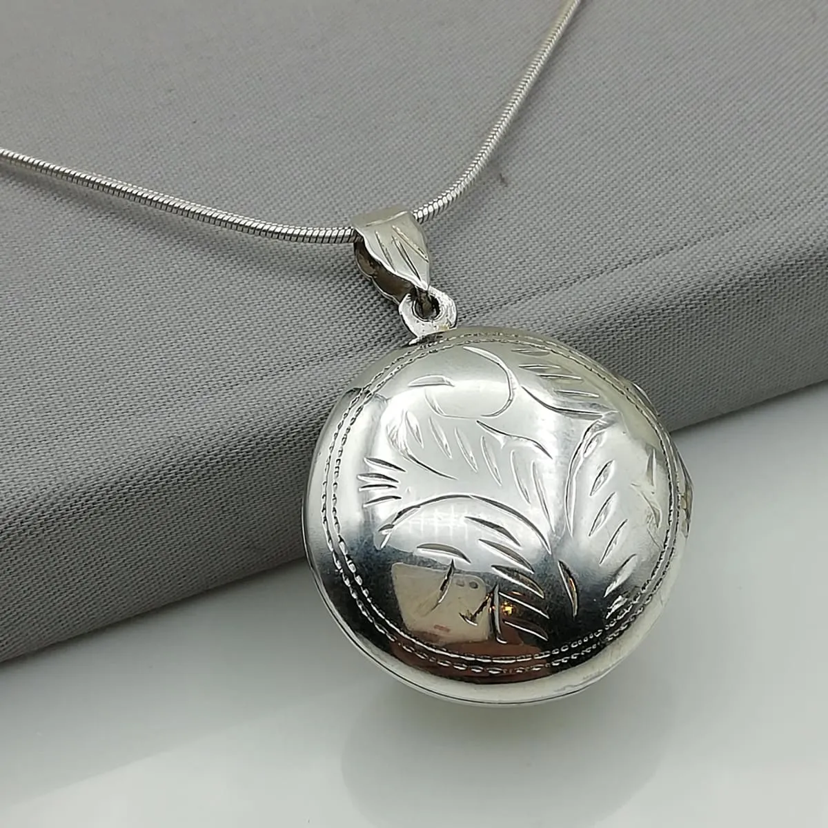 Engraved silver locket pendant -  Sterling silver pendant - Memorabilia and photo silver locket - Silver charm necklace - PD41