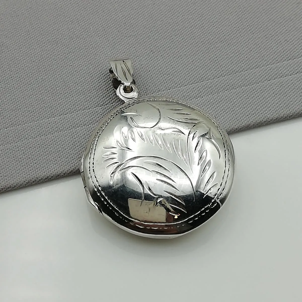 Engraved silver locket pendant -  Sterling silver pendant - Memorabilia and photo silver locket - Silver charm necklace - PD41