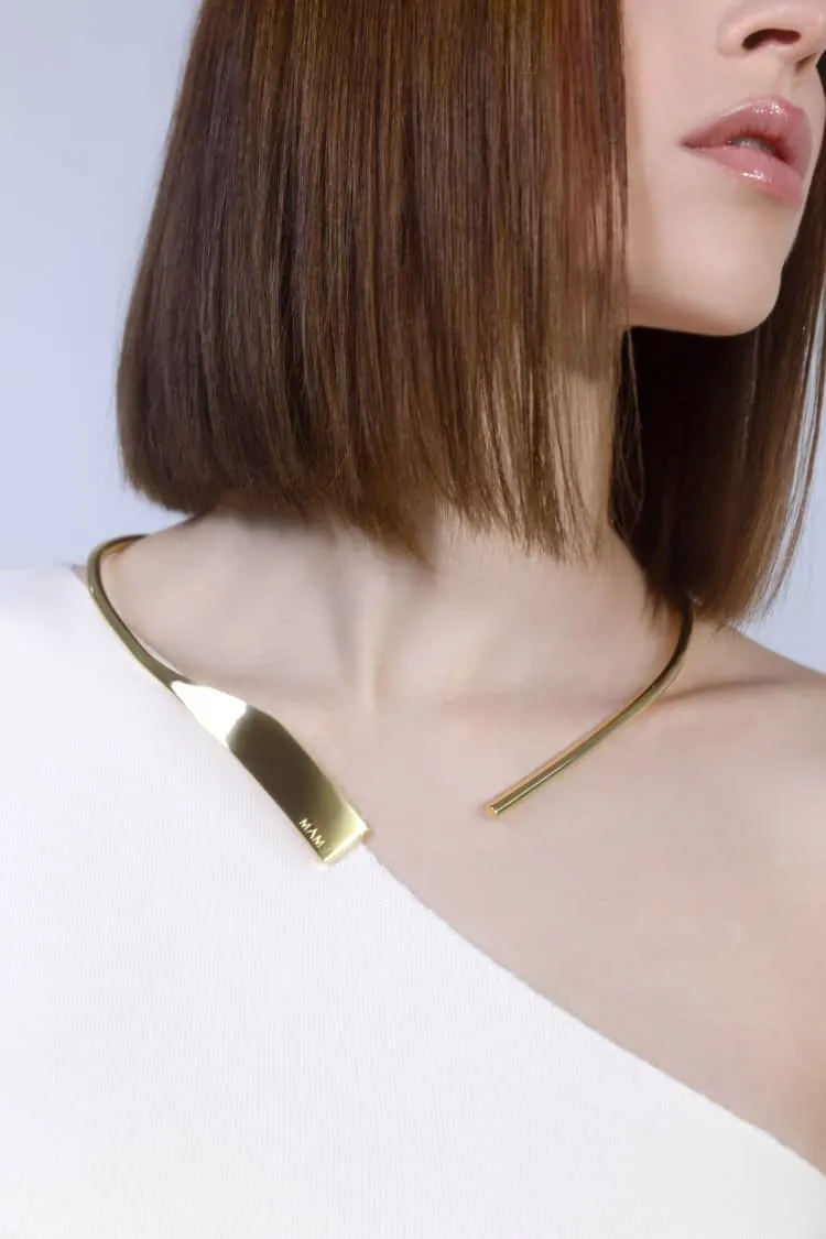 Open collar necklace in gold